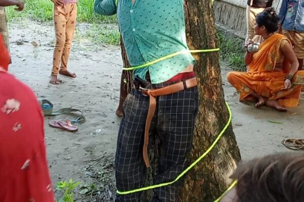 A young man and a girl were secretly meeting in a village in Bahraich, the villagers caught them and tied them to a tree...see viral video