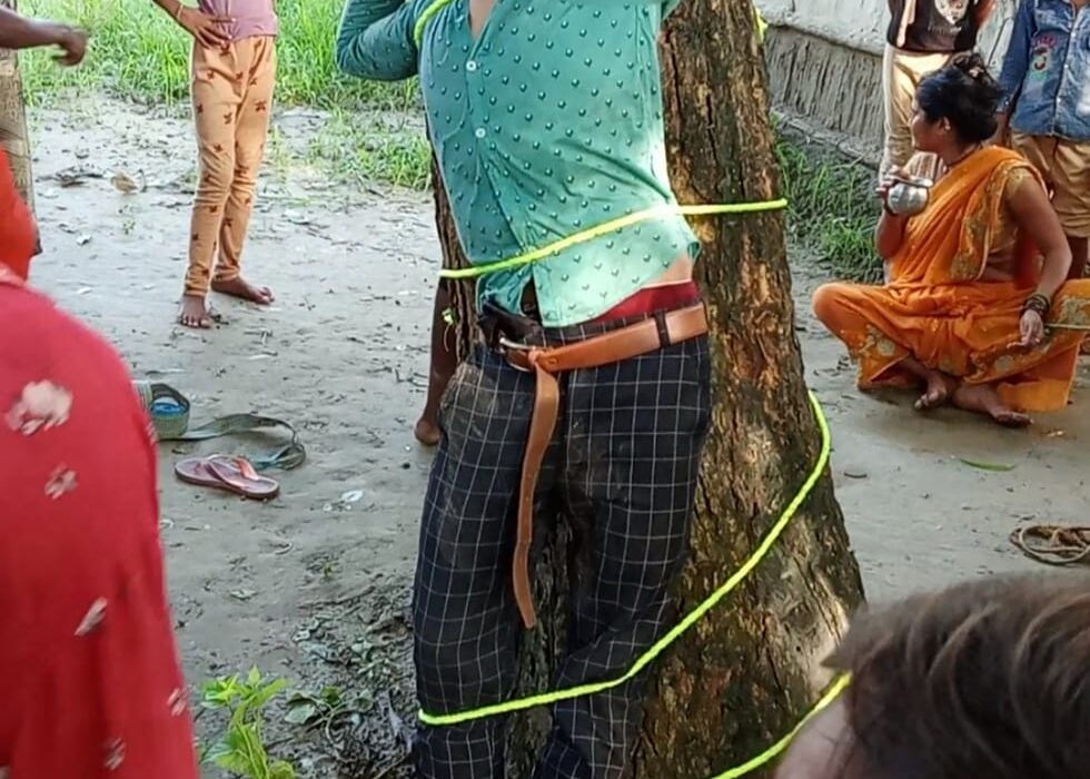 A young man and a girl were secretly meeting in a village in Bahraich, the villagers caught them and tied them to a tree...see viral video